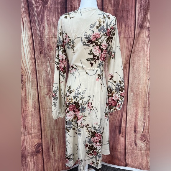 Showpo Hold The Line cream floral V-neck lined  wrap dress women’s size 12 - Picture 13 of 17